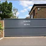 Modern And Cozy 2-Guest Flat With Gated Parking