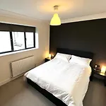 Modern And Cozy 2-Guest Flat With Gated Parking