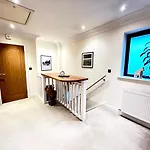 Modern And Cozy 2-Guest Flat With Gated Parking