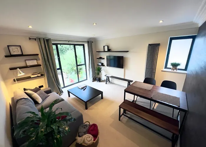 Modern And Cozy 2-Guest Flat With Gated Parking