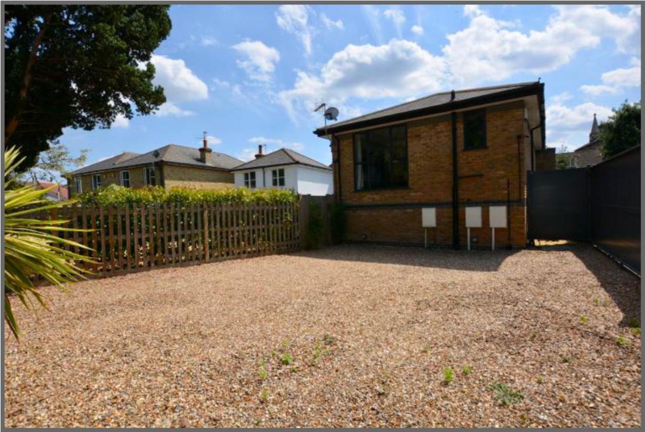 Modern And Cozy 2-guest Flat With Gated Parking Apartment Kingston upon Thames (Greater London)