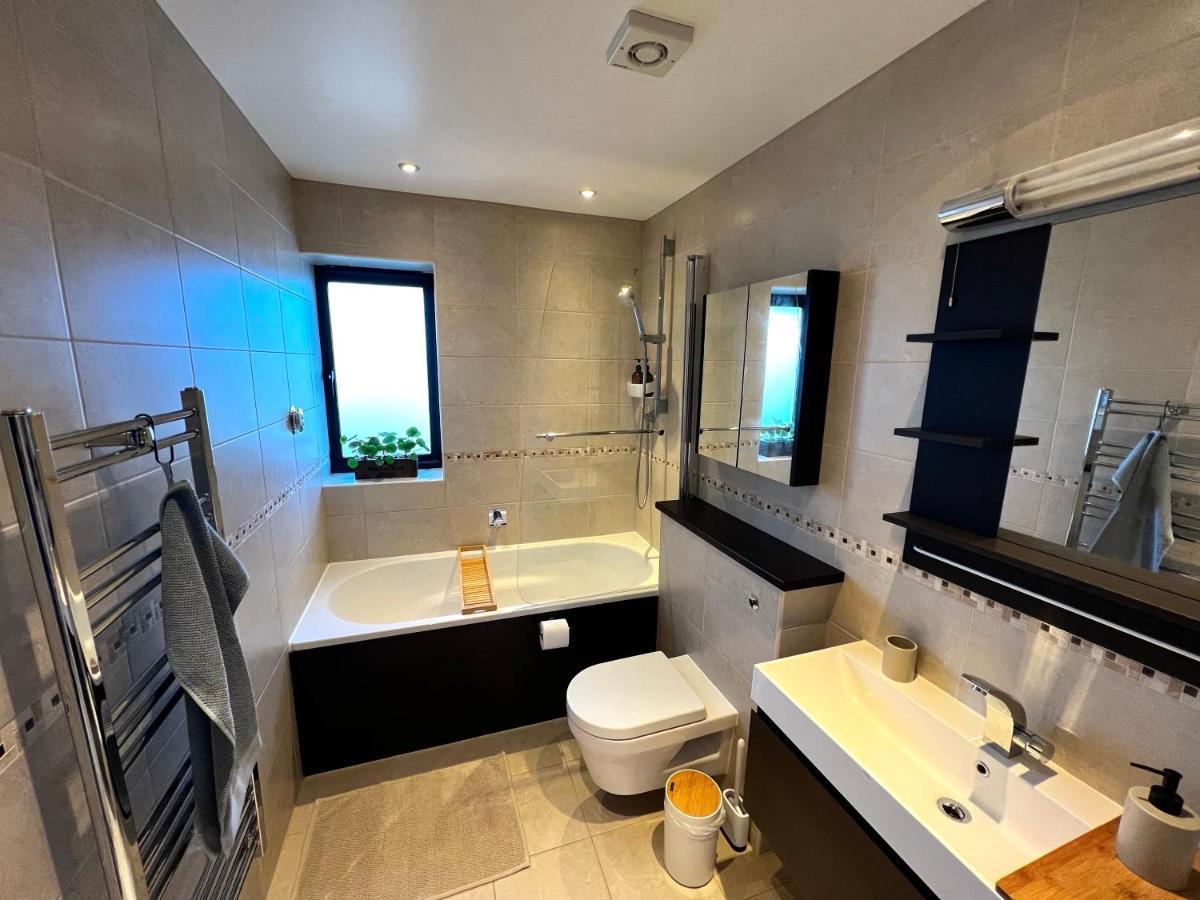 Modern And Cozy 2-guest Flat With Gated Parking *